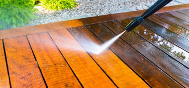 Jak rozjaśnić deski tarasowe? Sposoby na przywrócenie naturalnego koloru drewna