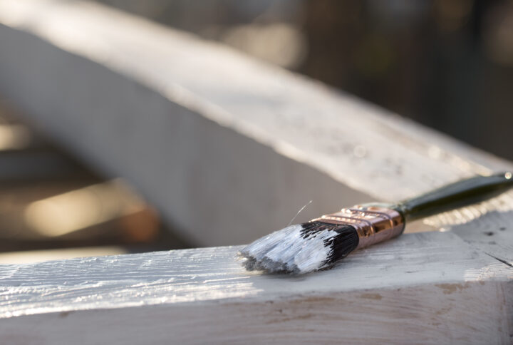 Czym jest i jak działa środek do usuwania szarości drewna (odszarzacz do drewna)?