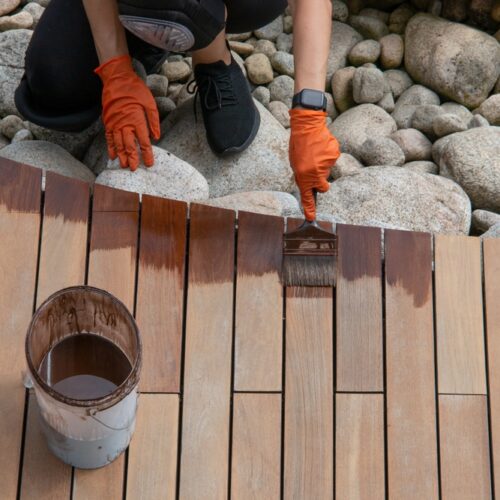 Najlepsza farba do drewna na zewnątrz – wybór, który naprawdę chroni