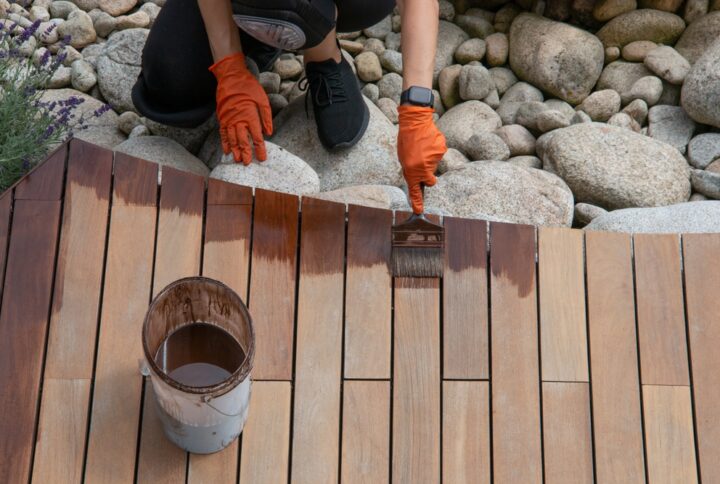 Najlepsza farba do drewna na zewnątrz – wybór, który naprawdę chroni