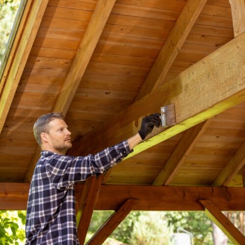 Gruntowanie drewna – kiedy naprawdę pomaga, a kiedy tylko wydłuża pracę?